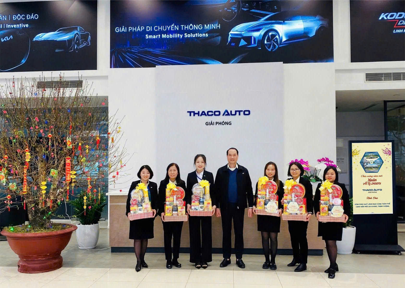 Thaco auto Giải Phóng tặng quà tết nguyên đán 2025 cho cán bộ nhân viên